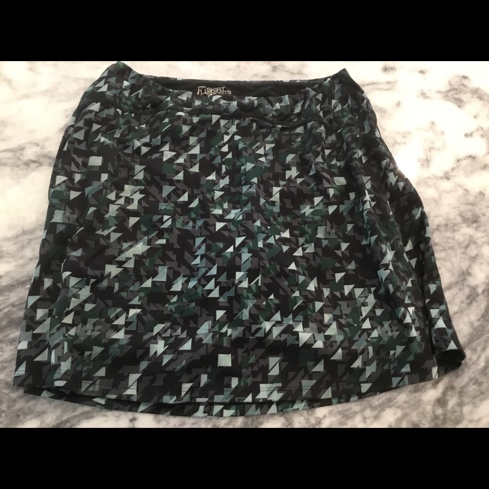 Skirt Sports active skort. L=16” W=13-16”.